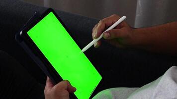 trabajador es utilizando tableta ordenador personal con verde pantalla en retrato modo en fábrica. genial para Bosquejo uso. Disparo en rojo cine cámara en 4k prores códec - genial para edición, color corrección y calificación video