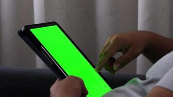 ouvrier est en utilisant tablette PC avec vert écran dans portrait mode dans usine. génial pour maquette usage. coup sur rouge cinéma caméra dans 4k. prores codec - génial pour édition, Couleur correction et classement video