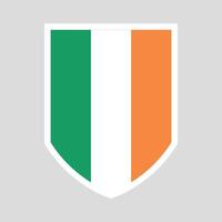 Irlanda bandera en proteger forma marco vector