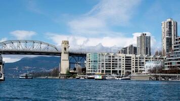 granville ilha balsa barco ancorado ao longo dentro granville ilha perto burrard rua ponte às crepúsculo dentro Vancouver Canadá video