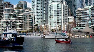 granville ilha balsa barco ancorado ao longo dentro granville ilha perto burrard rua ponte às crepúsculo dentro Vancouver Canadá video