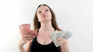 jung Mädchen im Hände mit Banknoten macht Wahl amerikanisch Dollar und Kanada Dollar Geld Austausch. Banknoten Pack bündeln. Wirtschaft, Wettbewerb, Krise, Konflikt Rivalität Finanzen. Anmerkungen loopable nahtlos video