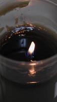 Schnitt aus schleier Kerze machen Aroma Kerzen Frau Herstellung Kerzen beim heim, schließen oben von weiblich Hände Gießen Gelb Flüssigkeit Wachs von schwenken in Silizium Schimmel video