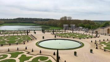 París, el hermosa latona fuente en el jardines de castillo Versalles en París, Francia video