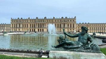 Fontaine dans Versailles Paris France est le endroit où beaucoup films étaient coup comprenant angélique et le Roi video