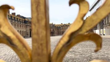 de gouden poort naar de paleis van Versailles 18.04.22 Parijs Frankrijk video