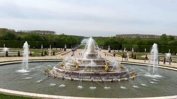 Paris, a lindo latona fonte dentro a jardins do castelo versailles dentro Paris, França video