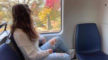 Europese meisje met blond lang haar- in een skytrain de meisje staat en looks in de voorruit van de trein dat is in beweging naar haar zonder een bestuurder. een ander skytrain is op reis Vancouver Canada video