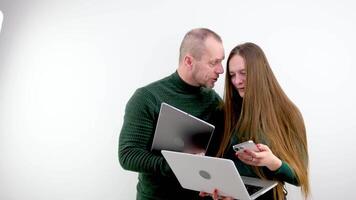 uma fêmea e masculino trabalhando Como uma equipe trabalhos usando computador portátil computador enquanto discussão e encontro até hora extra em seus mesa estão muitos do documentos preparar para presente para seus chefe. video