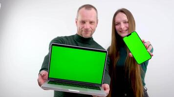 toezicht houden op chroma sleutel mannetje vrouw tonen achterzijde visie van paar Verbinden groen scherm televisie kanaal door Wifi Aan digitaal tablet video
