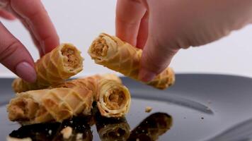 femmina mani rompere fatti in casa delizioso biscotto al burro-scozzese wafer tubo e tintinnio Due lati piace un' bicchiere trattare prima colazione vacanza celebrazione delizioso fatti in casa cibo wafer rotoli, fatto in casa dolce biscotto video