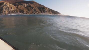 eerste persoon visie van surfen. surfer Aan surfboard in oceaan. video