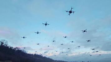 enxame do zangões vôo às crepúsculo. uma grupo do zangões pairando dentro a céu às crepúsculo, exibindo avançado aéreo tecnologia. video