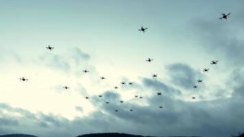 Schwarm von Drohnen fliegend im bedeckt Himmel video
