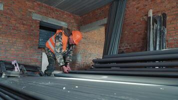 construcción trabajador levantamiento metal perfiles video