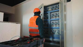 electricista trabajando en un circuito interruptor automático panel video