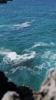Blau Energie und klar Ozean Wasser. mächtig stürmisch Meer Wellen. abstürzen Welle Linie im öffnen atlantisch Meer mit schaumig Weiß Textur im schleppend Bewegung. Spanien, Asturien video