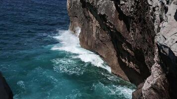 azul energía y claro Oceano agua. poderoso Tormentoso mar ondas. estrellarse ola línea en abierto atlántico mar con espumoso blanco textura en lento movimiento. España, Asturias video