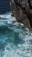 azul energía y claro Oceano agua. poderoso Tormentoso mar ondas. estrellarse ola línea en abierto atlántico mar con espumoso blanco textura en lento movimiento. España, Asturias video