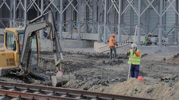 trabalhos em a construção do uma estrada de ferro acompanhar. construção trabalhadores estão trabalhando video
