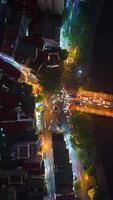 Antenne Zeitraffer von Abend der Verkehr beim ein Kreisel im Hanoi, Vietnam. video