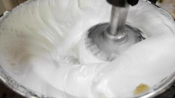 automatico produzione di crema nel il produzione di dolci. il miscelatore fruste il crema massa video