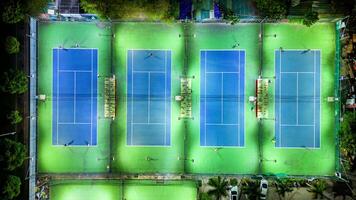 antenne timelapse van buitenshuis tennis rechtbanken gedurende avond wedstrijden. video