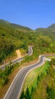 fpv vuelo terminado arroz gradas y devanado la carretera en el montañas del Norte Vietnam video