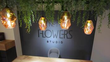 blomma salong design. dekorationer och interiör av en affär försäljning blommor. video