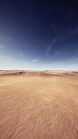 árido Desierto paisaje debajo claro azul cielo video