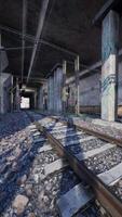 trem rastrear passagem através coberto de graffiti túnel video