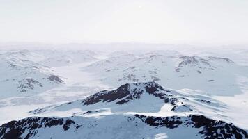 met sneeuw bedekt berg reeks in winter video