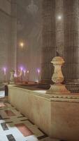 grandioso habitación con columnas y luz de una vela video