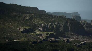 majestoso montanha alcance com pedras e Relva video