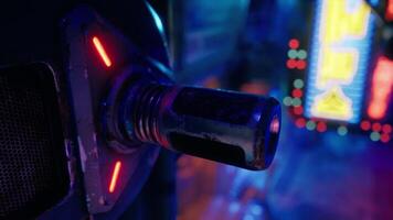 futuristisch Blaster beim Nacht im neonbeleuchtet städtisch Rahmen video