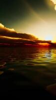 céu crepuscular na luz solar brilhante colorida reflete na superfície da água video