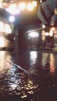 luces de neón bokeh en la noche lluviosa video