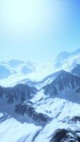 vista panorâmica da montanha de picos cobertos de neve e geleiras video