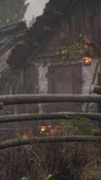 oud landelijk verlaten houten dorp onder bewolkte hemel in het herfstseizoen video