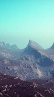 silhouette des montagnes des alpes suisses dans les nuages du matin video