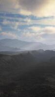 schwarzes Steinfeld im dichten Nebel im Hochland video