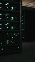 sala de servidores moderna com luz de supercomputadores video