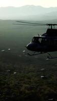 Helicóptero militar de los Estados Unidos en cámara lenta en Vietnam video
