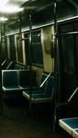 Il vagone della metropolitana è vuoto a causa dell'epidemia di coronavirus in città video