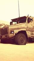 camión militar blindado en el desierto video
