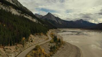 alto montaña la carretera mediante lago medicina video