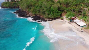 tropical ver con azul Oceano en soleado día, aéreo vista. mar paisaje en bali video