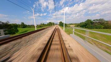 fpv snel vlucht over- de spoorweg brug in zomer video