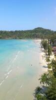 antenne visie van tropisch strand en kristal Doorzichtig turkoois zee, Thailand. video