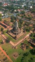 Antenne Aussicht von das historisch Stadt von Ayutthaya, Thailand. video